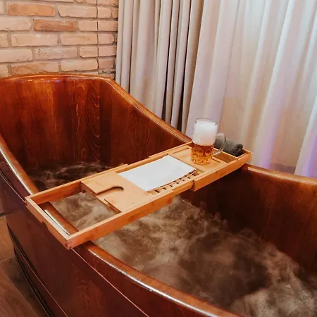 Wellness Smaragd 酒店 *