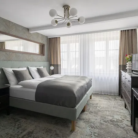 Wellness Smaragd 酒店 *