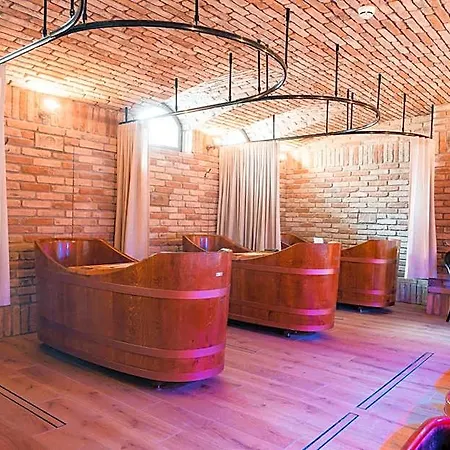Wellness Smaragd Piest'any